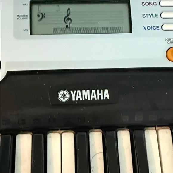 Yamaha Black and White Electronic Keyboard - Picture 9 of 9